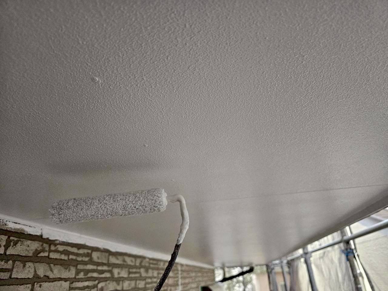 軒天の塗装作業